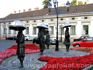 Будапешт. Скульптура "Гуляющие женщины под дождем