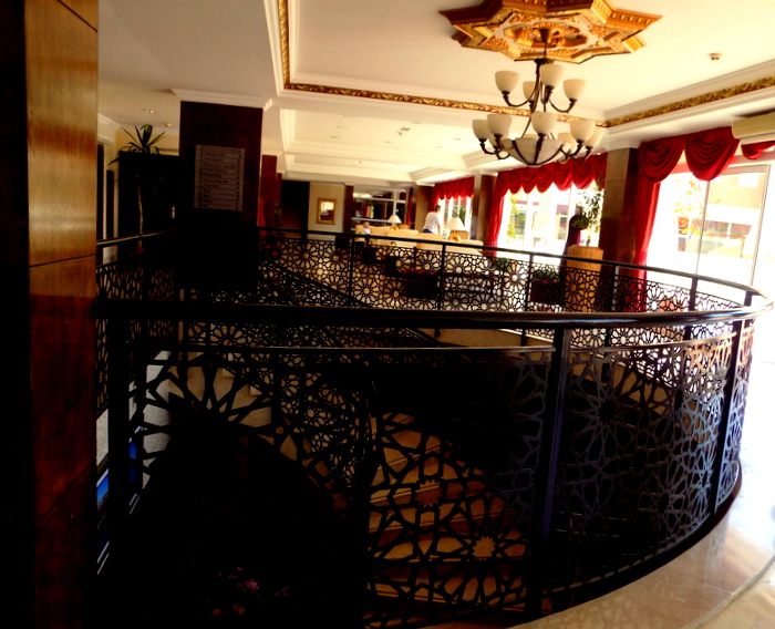 Лестница в холле отеля Garden Resort Bergamot