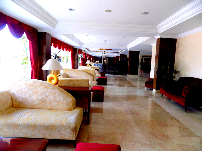 Холл отеля Garden Resort Bergamot