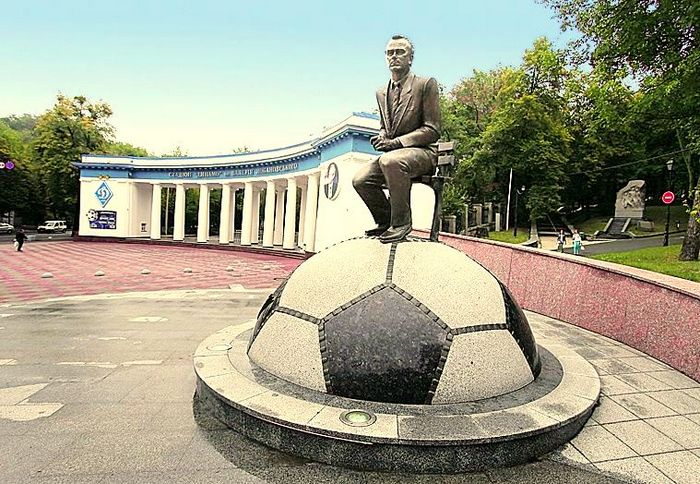 Памятник В. Лобановскому у стадиона "Динамо"