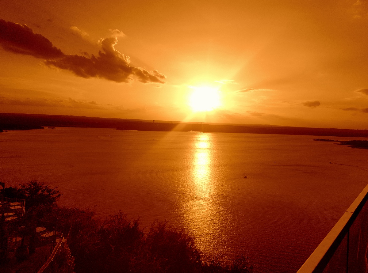 Озеро Трэвис и ресторан Оазис